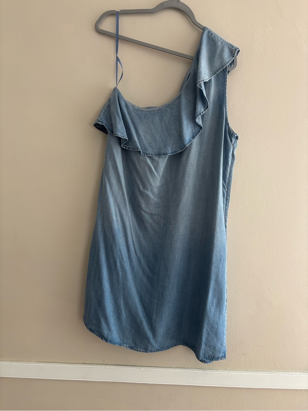 Wilfred Light Blue Chambray One-Shoulder Ruffle Camisole